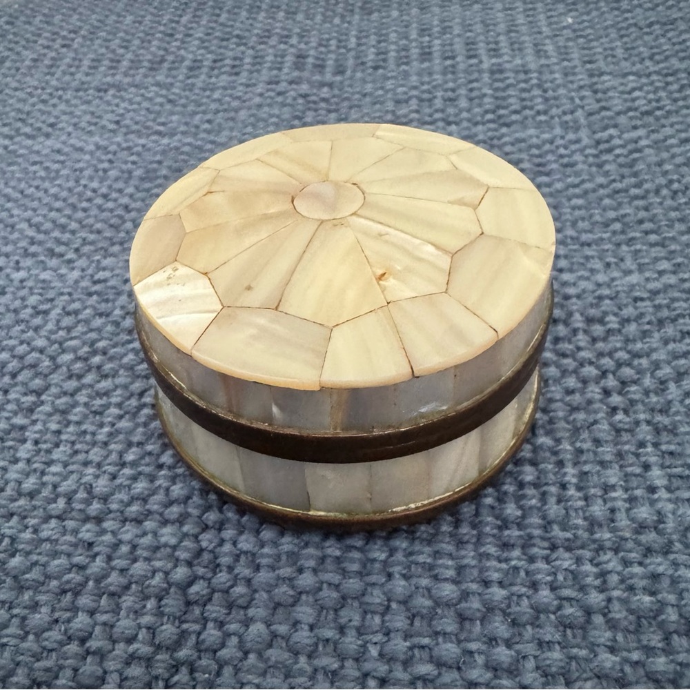 Vintage Mother of Pearl & Brass Round Trinket Box - Picture 5 of 7